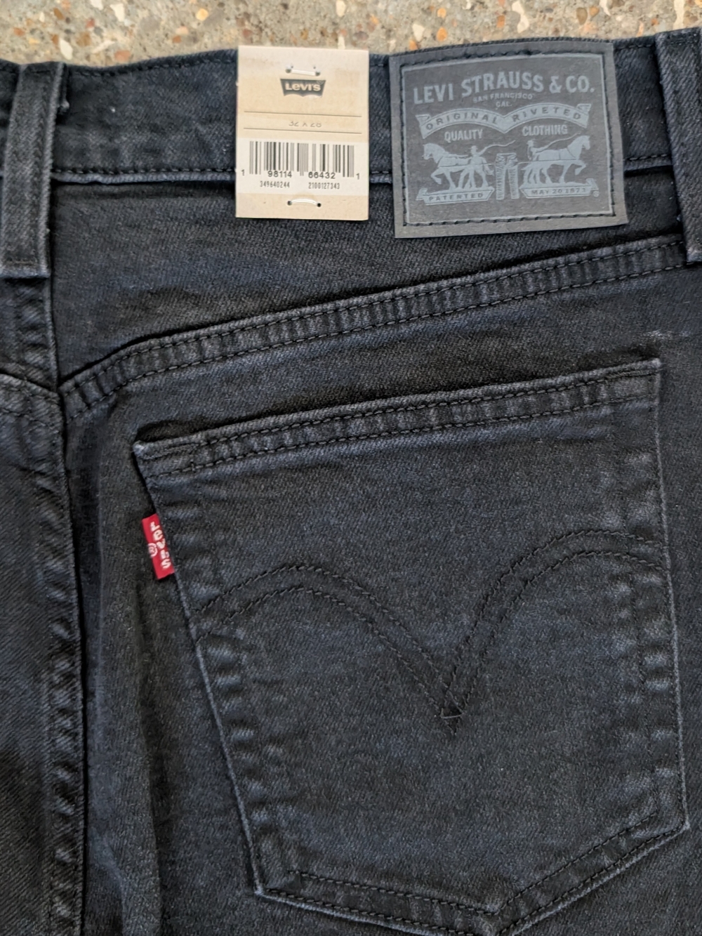 Levi's Women's Wedgie Straight 32/28 Black Jeans with Signature Back Pocket